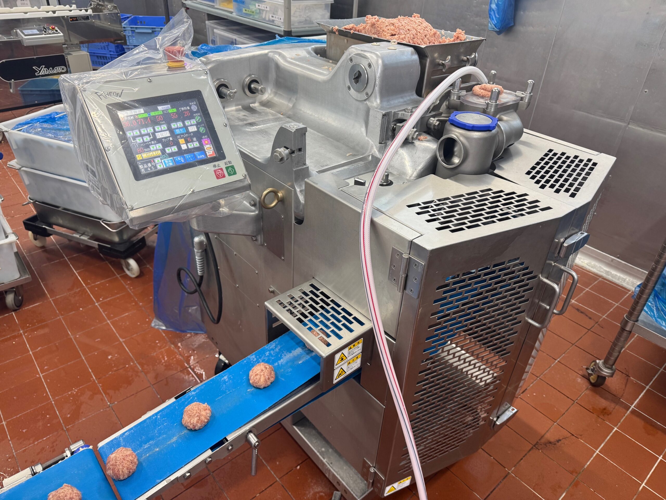 包餡機を使用した製造の様子