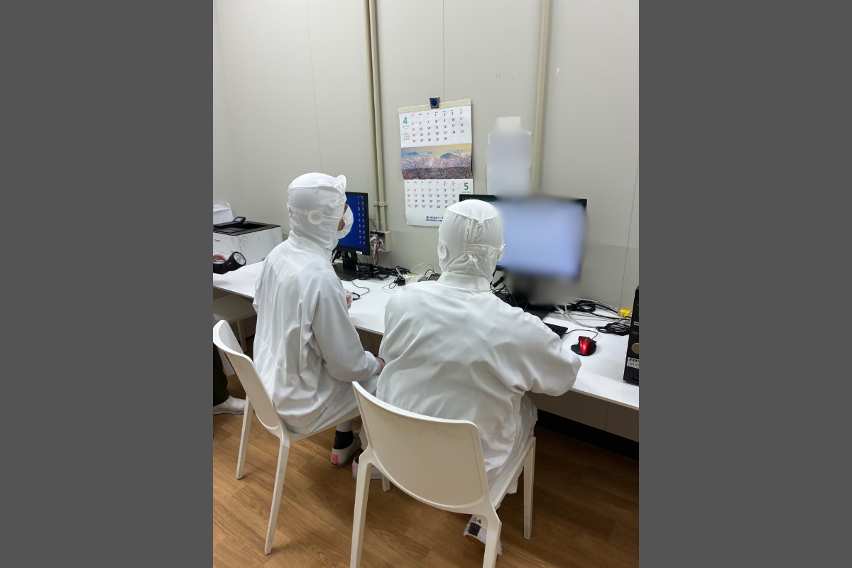 事務所での打ち合わせの様子